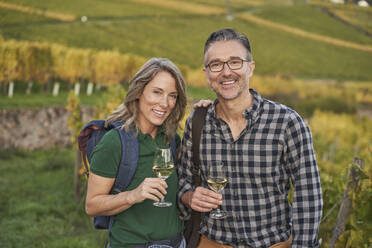 Älteres Paar mit Weingläsern auf einem Hügel - RORF03377