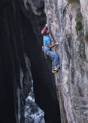 Entschlossener Felskletterer am Berg - ALRF02090