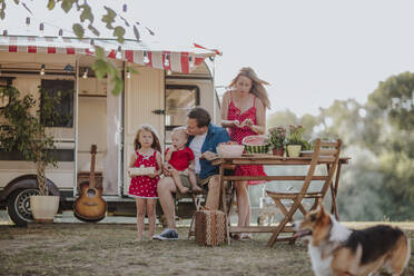 Eltern und Kinder bereiten das Picknick im Wohnmobil vor - MDOF00629