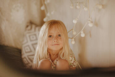 Süßes blondes Mädchen durch das Fenster eines Wohnmobils gesehen - MDOF00631