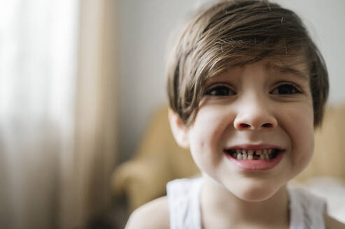 Junge mit Zahnlücke zu Hause - ANAF00999