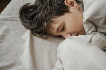 Schlafender Junge auf dem Bett zu Hause - ANAF01008