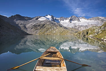 Österreich, Tirol, Ruderboot auf dem Oberen Gerlossee - CVF02314