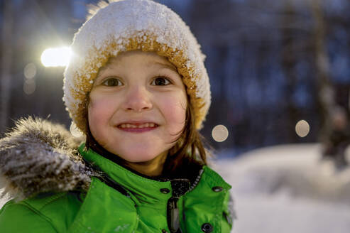 Niedlicher Junge mit Strickmütze, nachts im Schnee - ANAF01016