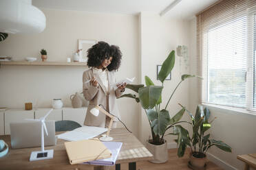 Businesswoman taking notes in office - RCPF01668