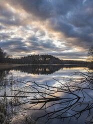 Germany, Bavaria, Lakeshore at cloudy winter dusk - HUSF00341