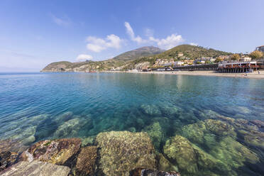 Italien, Ligurien, Levanto, Küste der Cinque Terre mit Strand Spiaggia Levanto und Hügeln im Hintergrund - FOF13459