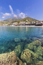 Italien, Ligurien, Levanto, Küste der Cinque Terre mit Strand Spiaggia Levanto und Hügeln im Hintergrund - FOF13462