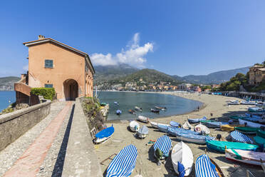 Italien, Ligurien, Levanto, Villa Preia und Ruderboote am Strand von Spiaggia Levanto - FOF13463