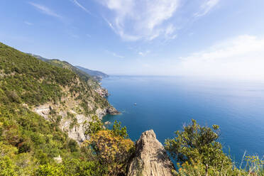 Italien, Ligurien, Steilküste der Cinque Terre im Sommer - FOF13464