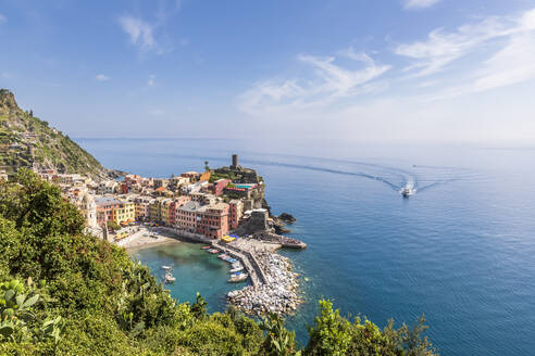 Italien, Ligurien, Vernazza, Blick auf das Küstendorf entlang der Cinque Terre im Sommer - FOF13465