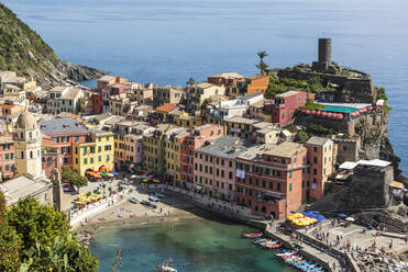 Italien, Ligurien, Vernazza, Blick auf das Küstendorf entlang der Cinque Terre im Sommer - FOF13466