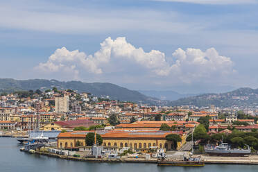 Italien, Ligurien, La Spezia, Blick auf die Küstenstadt im Sommer - FOF13469