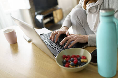 Freelancer typing on laptop at desk - JSMF02697