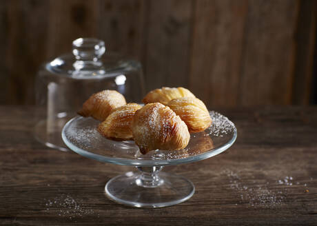 Studioaufnahme eines Kuchenstandes mit frischen Sfogliatelle - KSWF02308