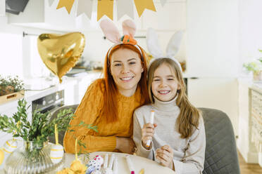 Glückliche Mutter mit Tochter, die Ostern zu Hause feiern - VBUF00269