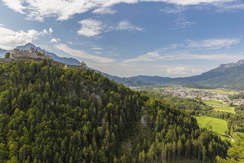 Österreich, Tirol, Reutte, Blick auf die Burg Ehrenberg und die umliegende Landschaft im Sommer - AIF00771