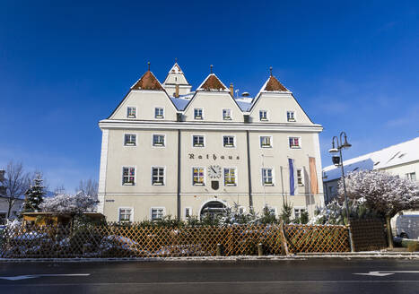 Austria, Lower Austria, Ganserndorf, Facade of white-painted town hall in winter - AIF00774