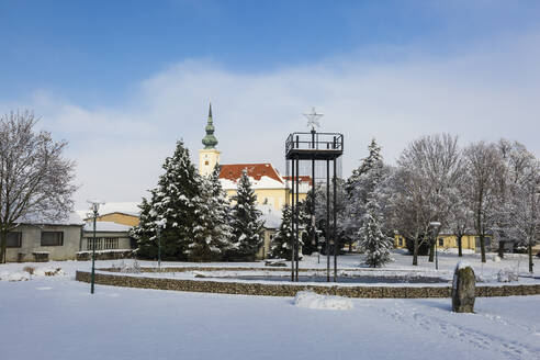 Österreich, Niederösterreich, Schonkirchen, Stern auf Plattform in verschneitem Park - AIF00776