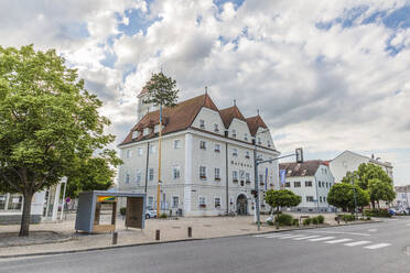 Österreich, Niederösterreich, Ganserndorf, Leere Straße vor dem Rathausgebäude - AIF00784