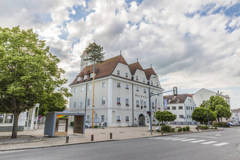 Austria, Lower Austria, Ganserndorf, Empty street in front of town hall building - AIF00784