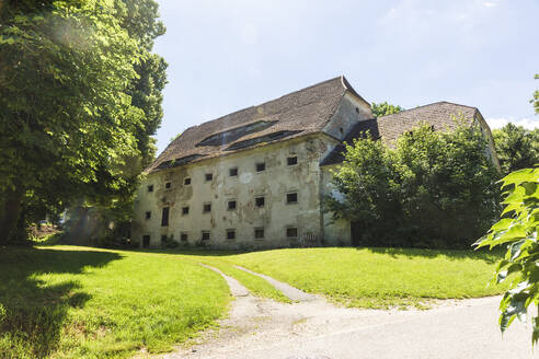 Österreich, Niederösterreich, Kreuzstetten, Außenansicht des Schüttkastengebäudes - AIF00789