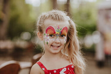 Cute blond girl with face painting - MDOF00639