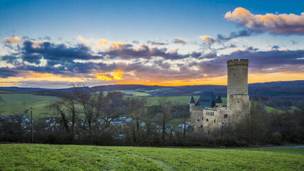 Deutschland, Rheinland-Pfalz, Burgschwalbach, Panoramablick auf Schloss Schwalbach bei Sonnenuntergang - MHF00713