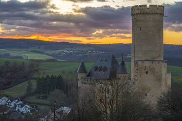 Deutschland, Rheinland-Pfalz, Burgschwalbach, Schloss Schwalbach bei Sonnenuntergang - MHF00714