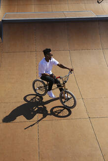 Mann auf BMX-Rad im Skatepark - SYEF00224