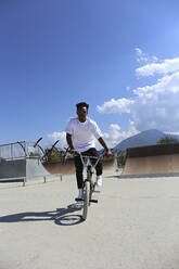 Junger Mann fährt BMX-Rad im Skatepark - SYEF00231