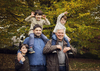 Fröhliche Familie genießt gemeinsam im Park - PWF00783