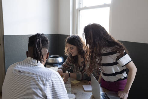 Geschäftsfrauen besprechen Pläne mit Geschäftsmann im Büro - AMWF01130