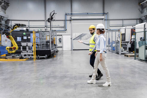 Ingenieur mit Kollege bei der Diskussion im Büro - AAZF00124