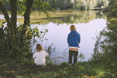 Junge und Mädchen spielen am See - NDEF00364