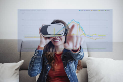 Glückliche Frau mit Virtual-Reality-Simulator zu Hause - EBBF08103