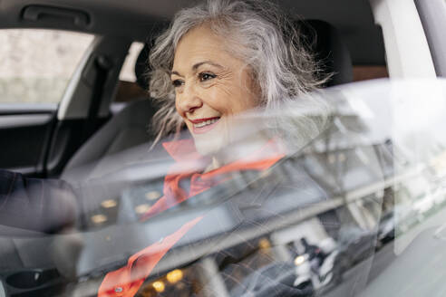 Lächelnde reife Geschäftsfrau fährt Auto - JCCMF09570