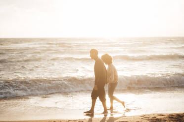 Mann und Frau gehen am Strand spazieren - JOSEF17271