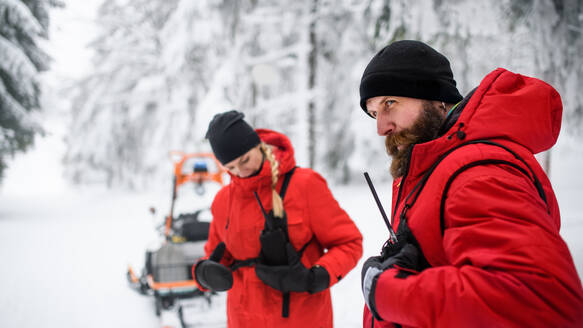 Sanitäter des Bergrettungsdienstes operieren im Winter draußen im Wald, beim Wandern. - HPIF06066