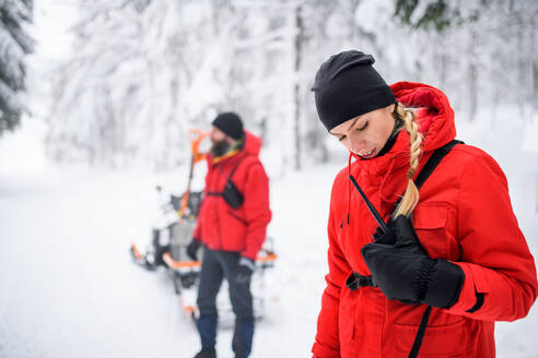 Sanitäter des Bergrettungsdienstes operieren im Winter draußen im Wald, beim Wandern. - HPIF06067