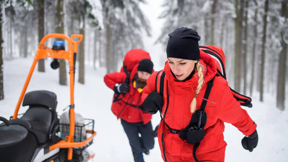 Sanitäter des Bergrettungsdienstes operieren im Winter draußen im Wald, beim Wandern. - HPIF06073