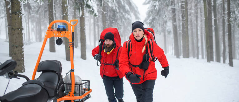 Sanitäter des Bergrettungsdienstes operieren im Winter draußen im Wald, beim Wandern. - HPIF06075