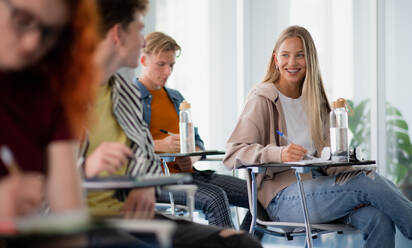 Ein Porträt einer Gruppe von Studenten, die in einem Klassenzimmer sitzen und lernen - HPIF06165