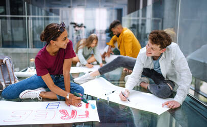 Eine Gruppe von Universitätsstudenten macht Transparente für einen Protest in einem Gebäude und kämpft für ein Konzept der freien Bildung. - HPIF06212