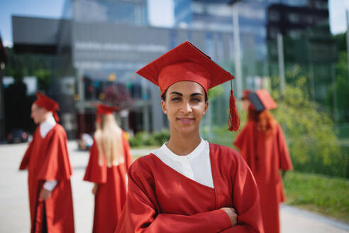 Ein Porträt eines fröhlichen Studenten, der in die Kamera schaut, Abschlusskonzept. - HPIF06230