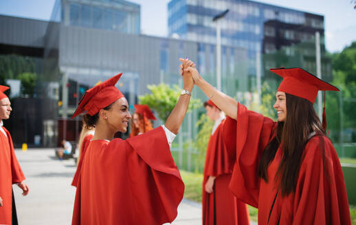 Eine Gruppe fröhlicher Universitätsstudenten, die im Freien feiern, Konzept der Abschlussfeier. - HPIF06234