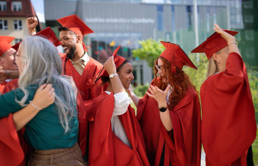 Eine Gruppe fröhlicher Universitätsstudenten, die im Freien feiern, Konzept der Abschlussfeier. - HPIF06242