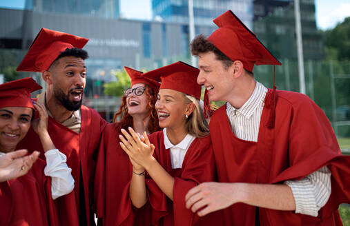 Eine Gruppe fröhlicher Universitätsstudenten, die im Freien feiern, Konzept der Abschlussfeier. - HPIF06243