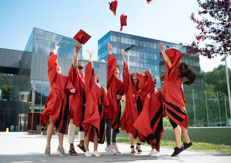 Eine Gruppe fröhlicher Universitätsstudenten, die im Freien feiern, Konzept der Abschlussfeier. - HPIF06247