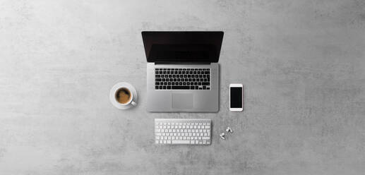 Flat Lay Draufsicht Büro Schreibtisch Arbeitsbereich mit Laptop und Smartphone auf grauem Hintergrund. Kopieren Raum. - HPIF06455